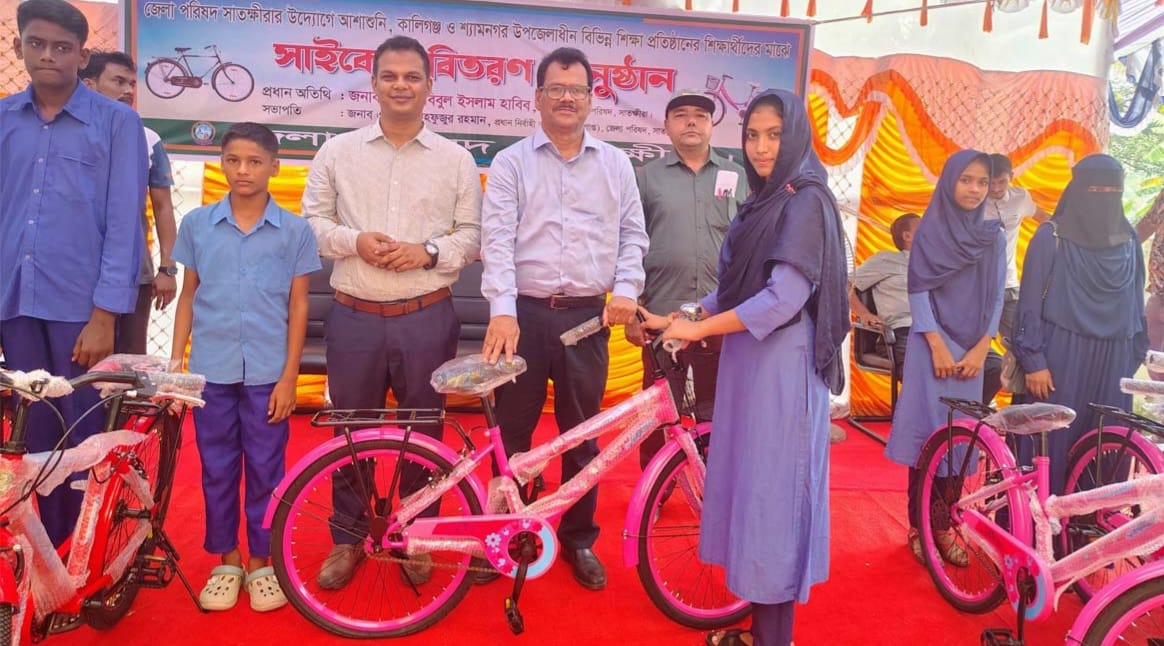 সাতক্ষীরায় ১৭০ মেধাবী শিক্ষার্থীর হাতে বাইসাইকেল